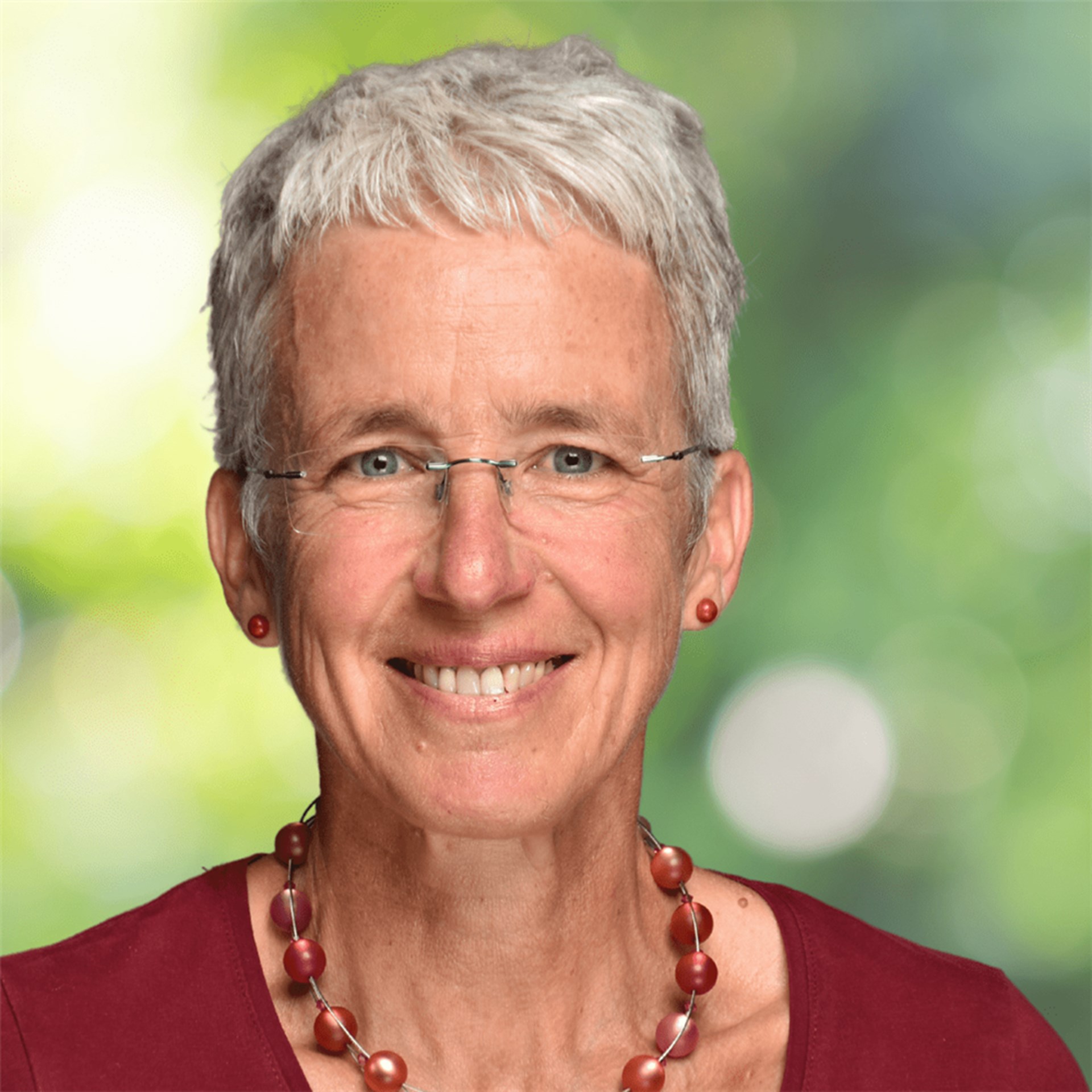 Portraitbild einer Frau mit kurzen grauen Haaren