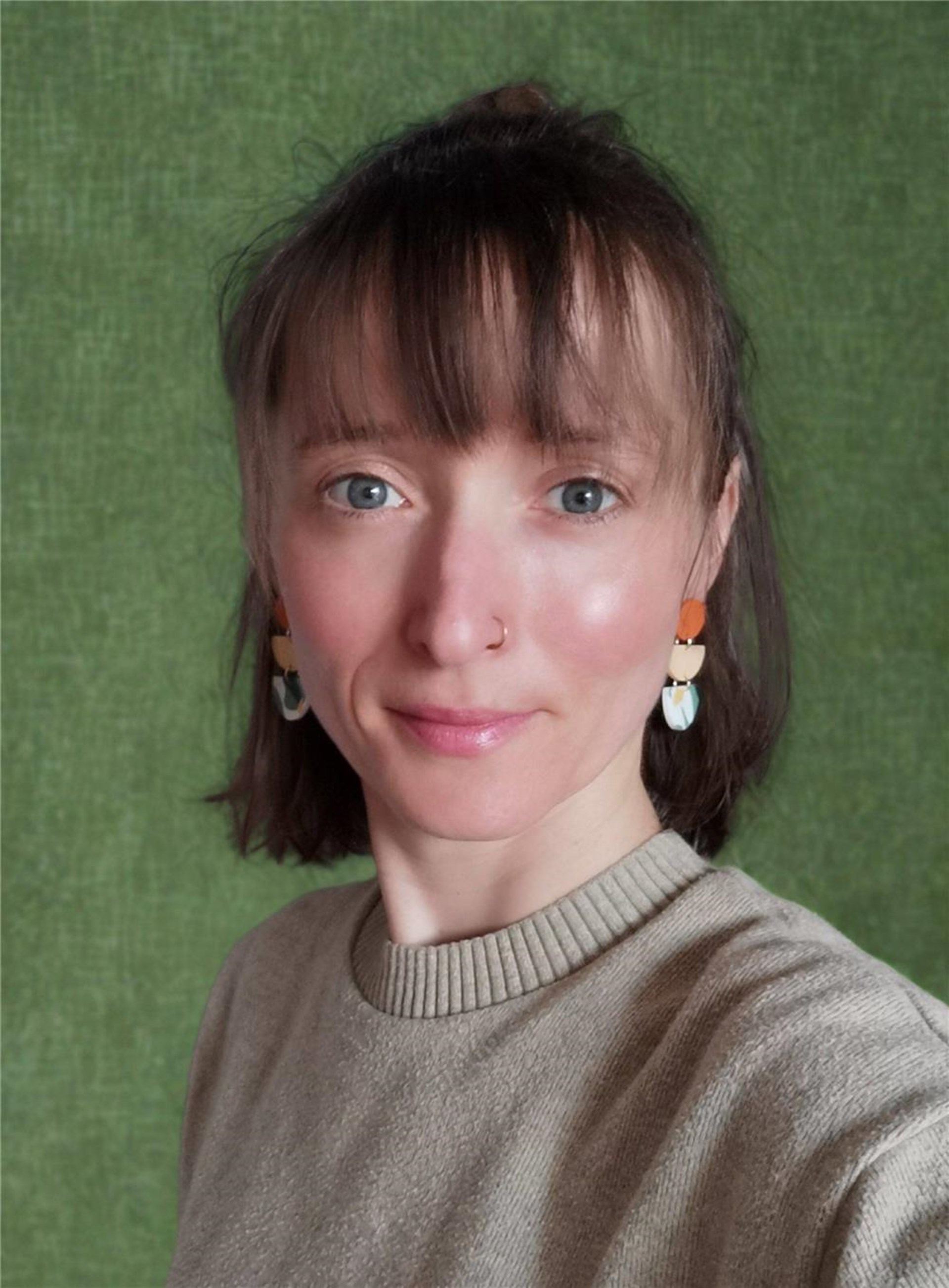 Portraitbild einer Frau mit halblangem braunem Haar