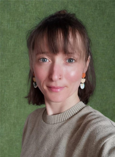 Portraitbild einer Frau mit halblangem braunem Haar