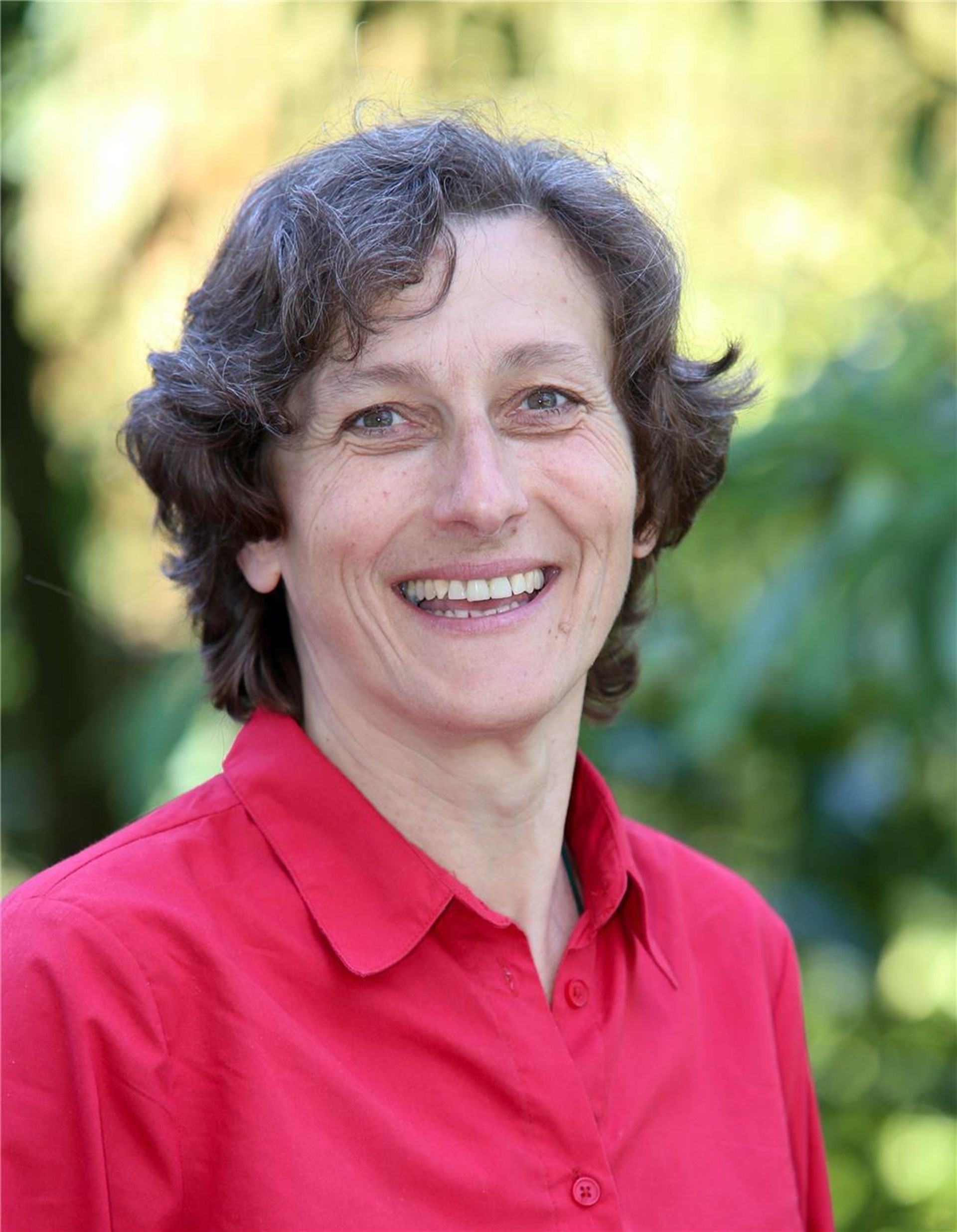 Portraitbild einer Frau mit roter Bluse