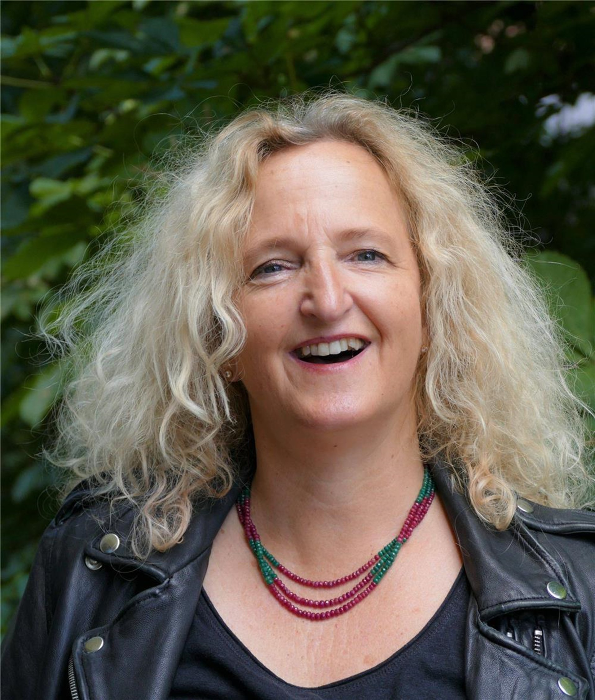 Portraitbild einer Frau mit blonden lockigen Haaren