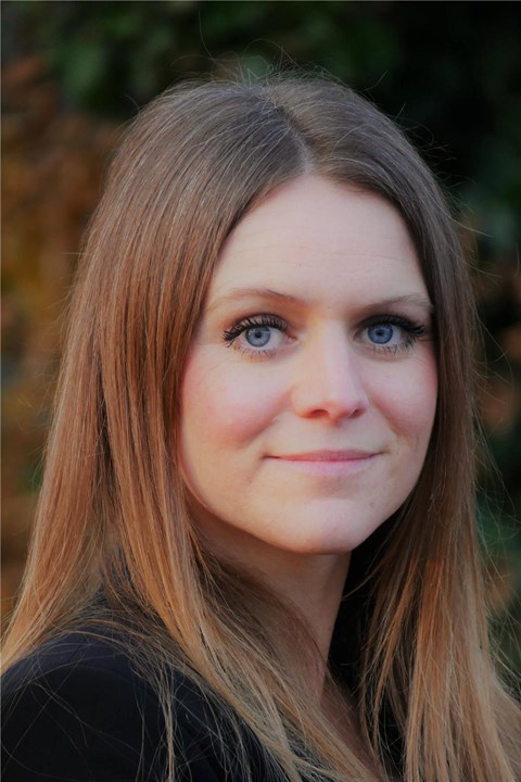 Portraibild einer Frau mit langen dunkelblonden Haaren