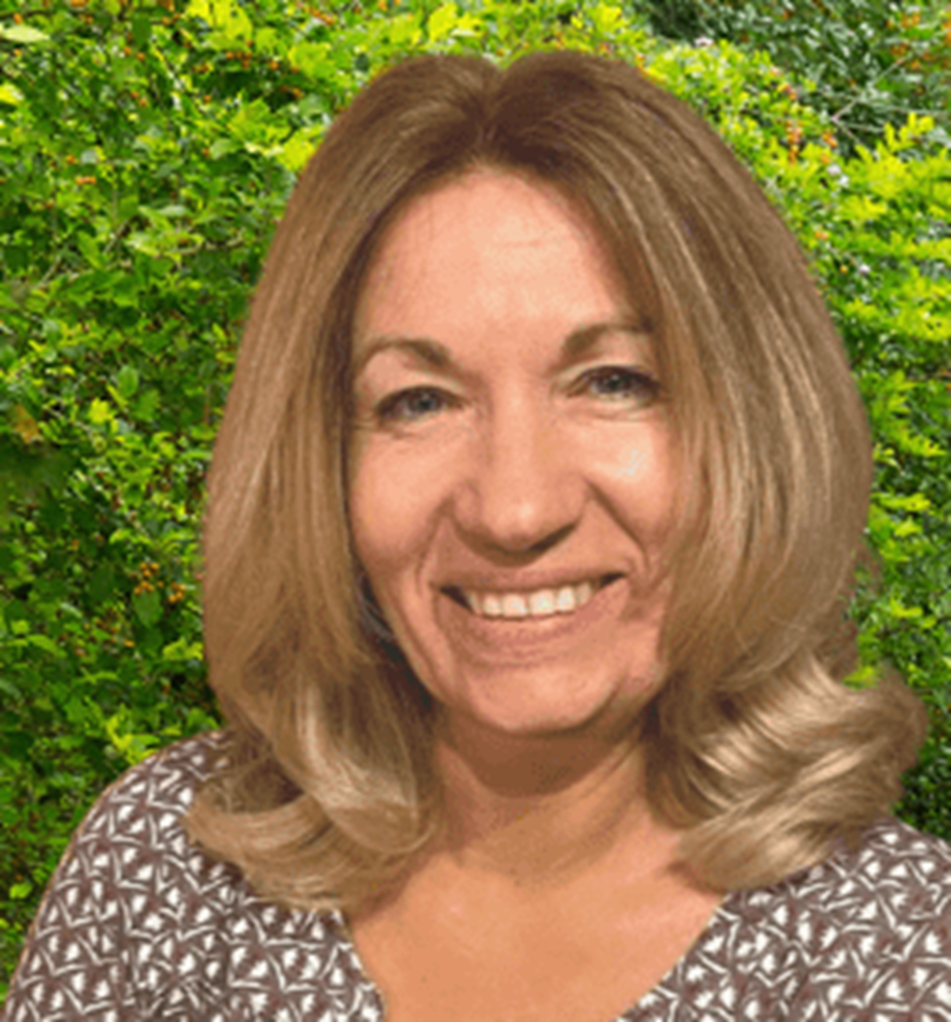 Portraitbild einer Frau mit schulterlangen Haaren und braun-weiß gemustertem Top.