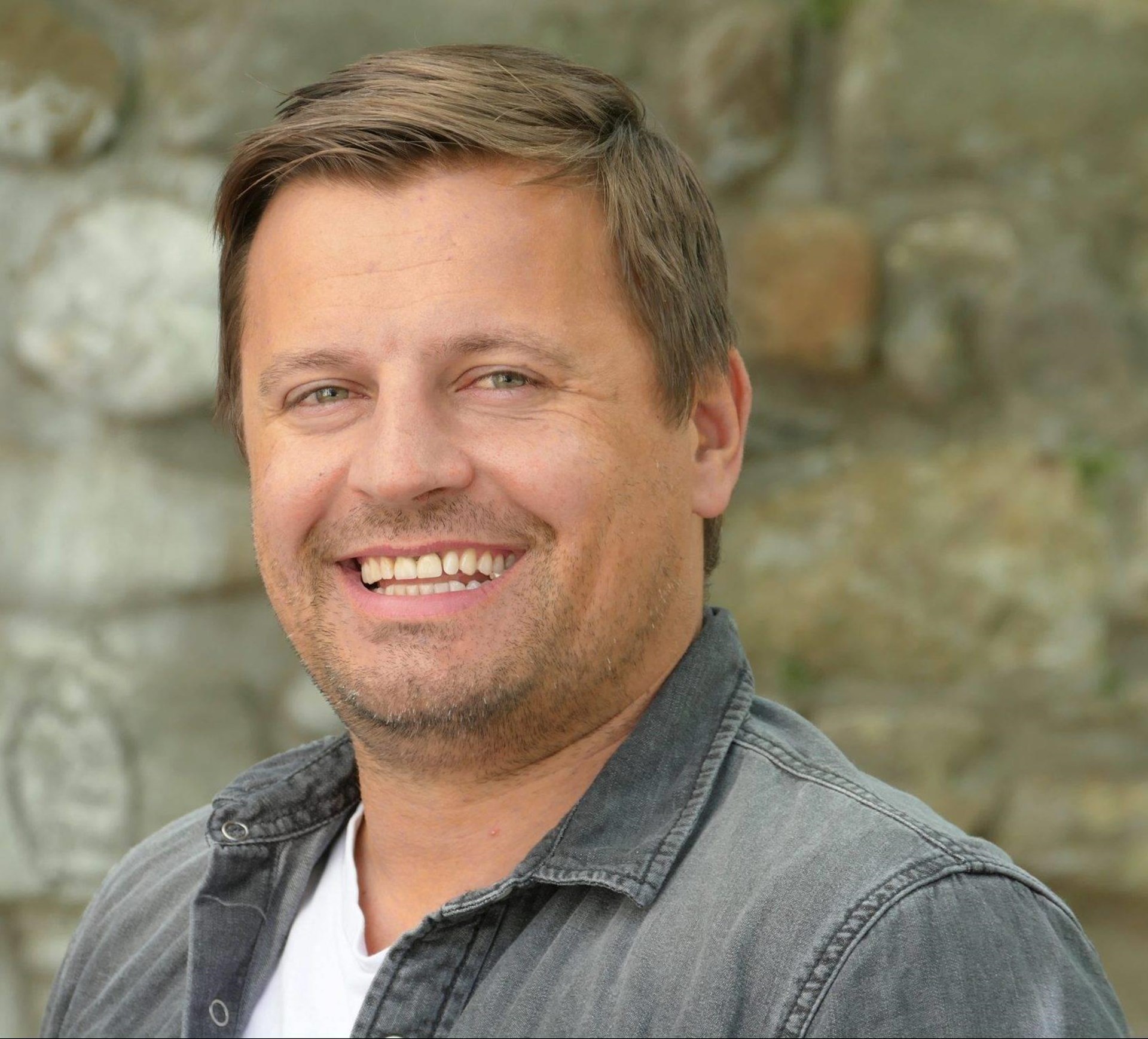 Portraitbild eines Mannes mit kurzen braunen Haaren.