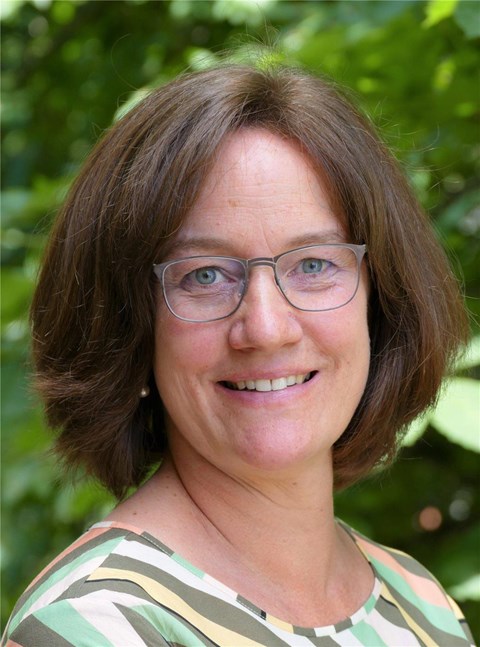 Profilbild einer Frau mit halblangem braunem Haar und Brille